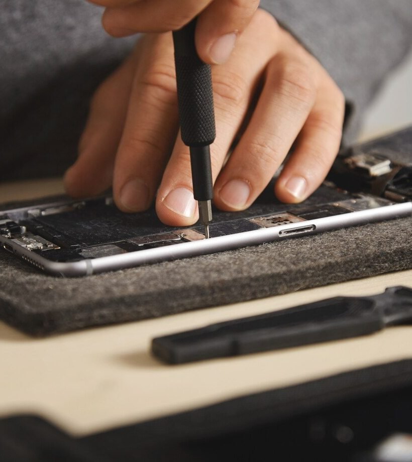 master-uses-driver-unscrew-screws-smartphone-electronic-plates-fix-it-closeup_346278-1198